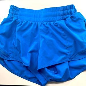 Lululemon poolside hottie hots size 4 2.5”